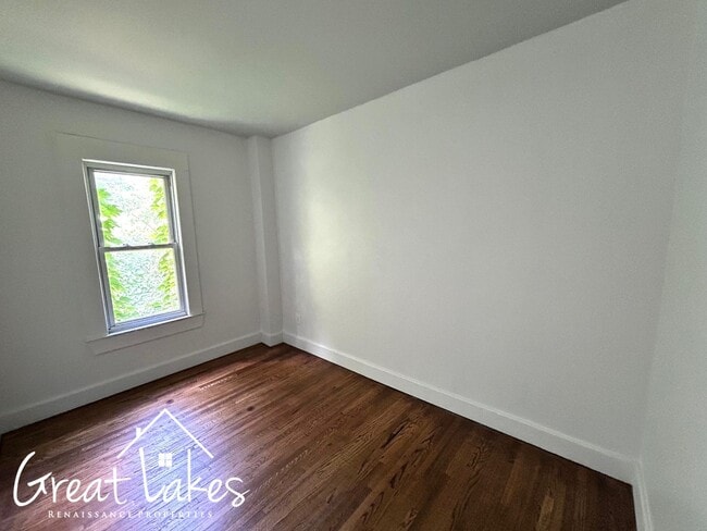 Building Photo - Lovely 4 Bedroom 2 Bathroom now available ...