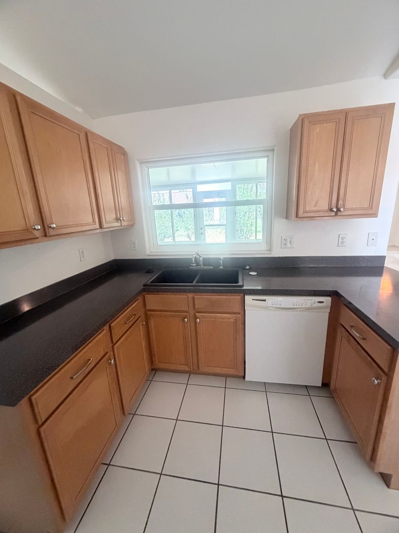 Building Photo - SW Area - Move in Ready, off Chiquita Blvd