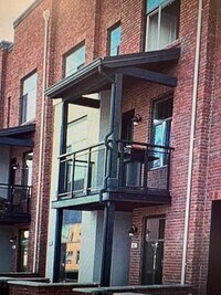 Building Photo - Built in 2019! Stunning 4/3.5 tri-level home minutes from Downtown Campbell!