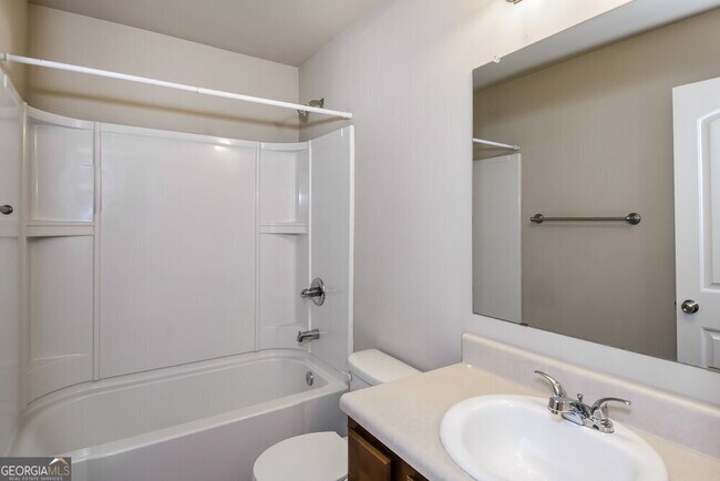 Building Photo - 618 Royal Crest Ct