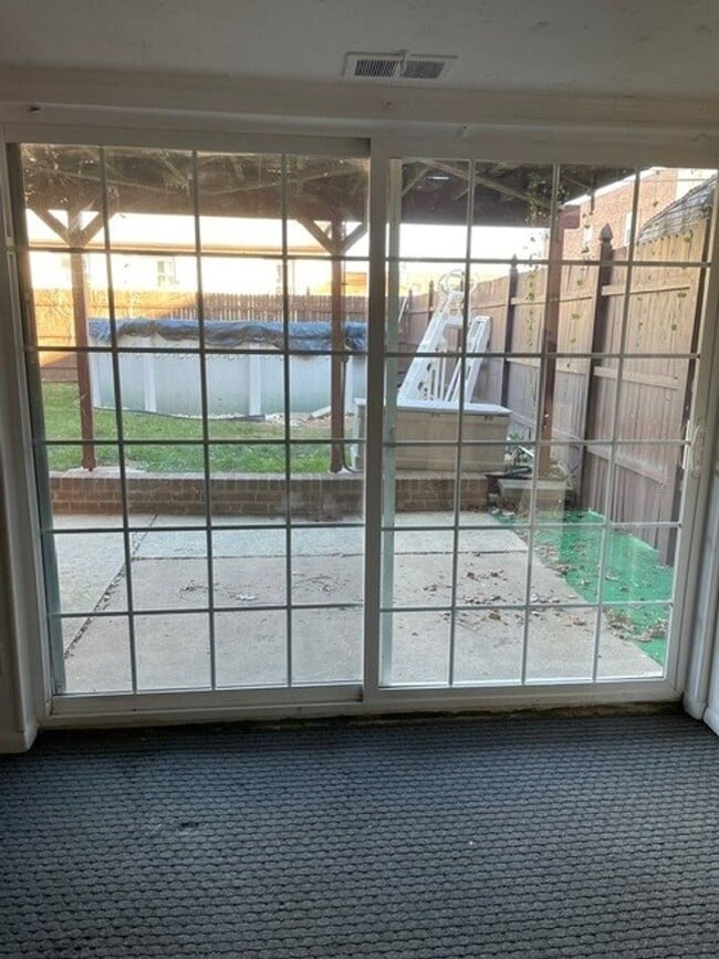 Building Photo - Stunning 6-Bedroom Home with Parking Spot and Large Yard! Available NOW!