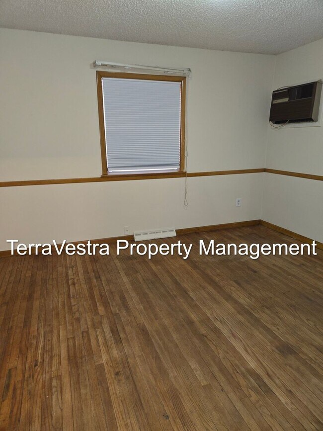 Building Photo - Available 1/2026! 6 Bedroom College Rental 2 Kitchens!!