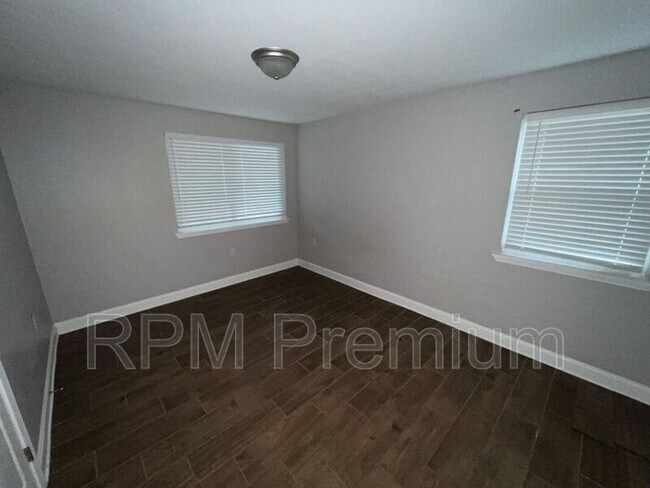 Building Photo - 4922 Sunnybrook Dr