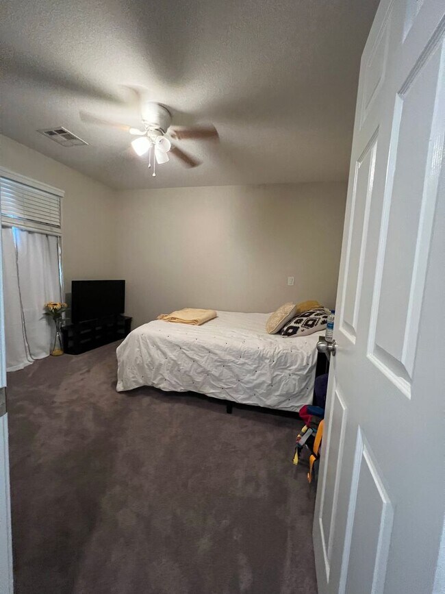 Building Photo - ABSOLUTELY AMAZING! Large 4 bedroom 2 stor...