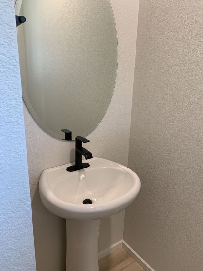 Building Photo - Exquisite 4 Bed 2.5 Bath Single Family Home with 3-car garage