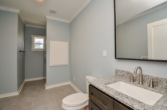 Building Photo - 803 Austin St