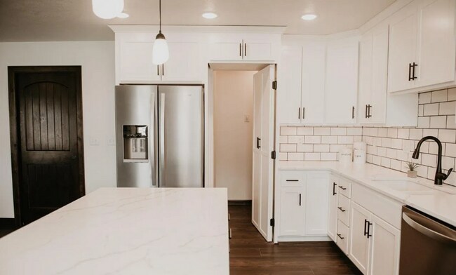 Building Photo - Discover Your Dream Home: Inviting Open Floor Plan, Spacious Living, and Stylish Finishes Awaits ...
