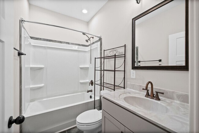 Building Photo - Spacious 4 bedroom 3 full bath home for rent!