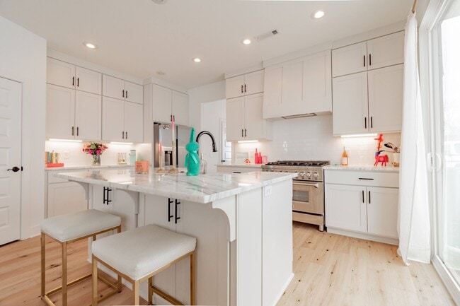 Building Photo - 1023 S Hollywood Ave