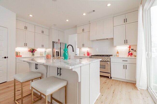 Building Photo - 2119 Parnell Dr