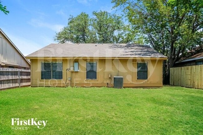 Building Photo - 2404 Busch Dr
