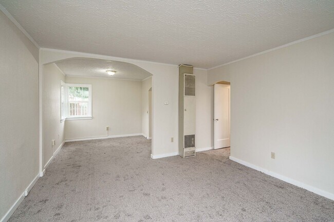 Building Photo - 1 Bedroom 1 Bath with Detached Garage