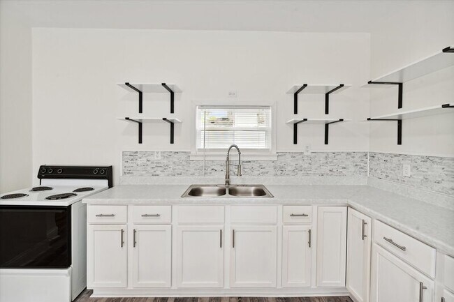 Building Photo - 4039 Vermaas Ave