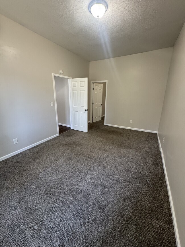 Building Photo - 1511 SW Huntoon St