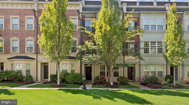 Building Photo - 724 Sentry Square