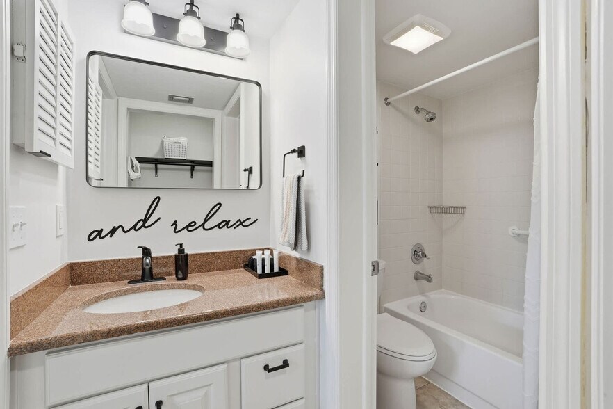 Building Photo - 600 Neapolitan Way