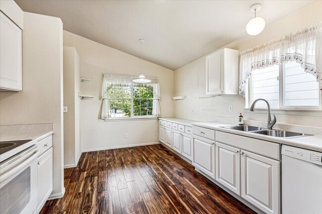 Building Photo - Evolve Real Estate: Meticulously Maintained 3 Bed RANCH Home with Deck and Pergola Available DEC 15!