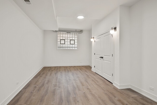 Building Photo - 3058 W Cortland St