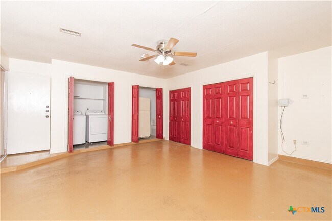 Building Photo - 5104 Glenoak Dr