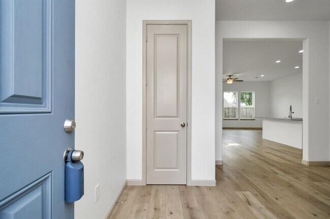 Building Photo - 2119 Esther Dr