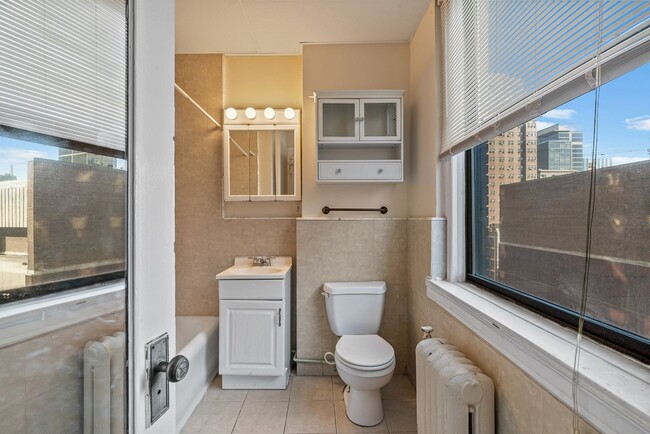 Building Photo - 1 Bedroom Unit Available at Arts Condomini...