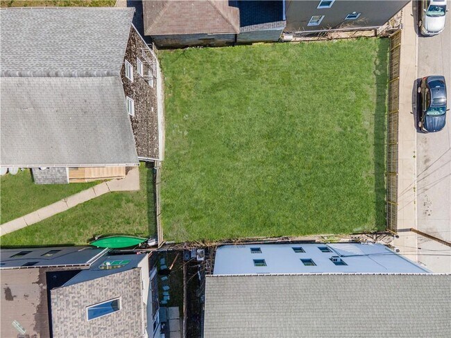 Building Photo - 1081 Bedford St