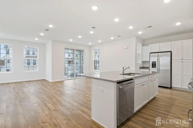 Building Photo - 735 Station Rd