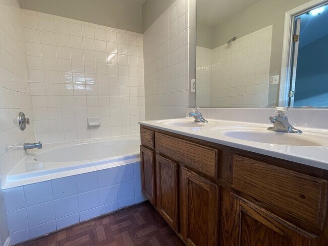 Building Photo - UPDATED TOWNHOUSE IN FREDERICKSBURG - CLOS...