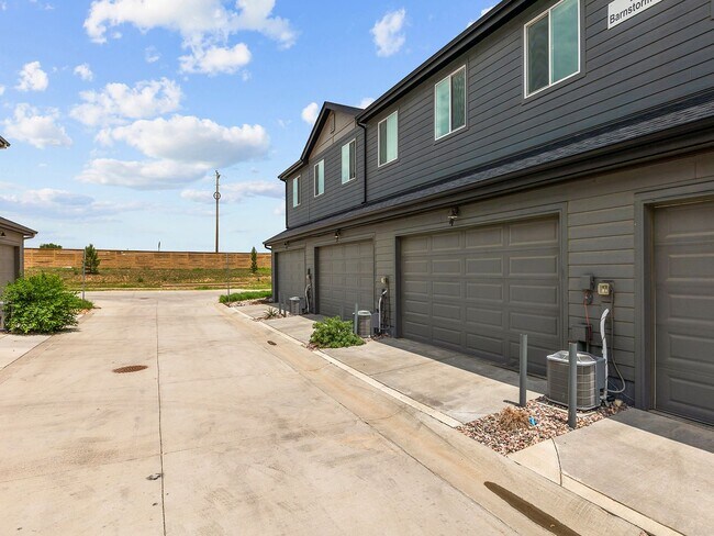 Building Photo - Beautiful 3 Bed 2.5 Bath Townhome in North East Fort Collins!