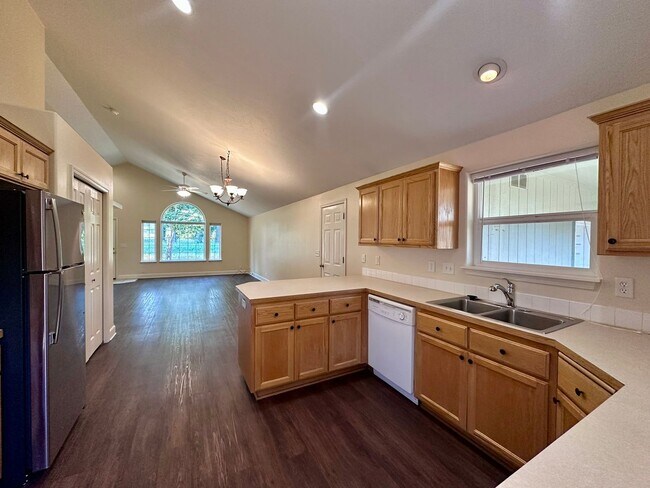 Building Photo - 6204e