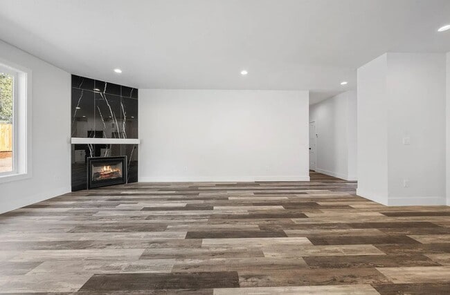 Building Photo - Coming Soon – Modern 3 Bedroom, 2 bath Home!