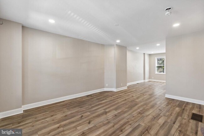 Building Photo - 5536 Pine St