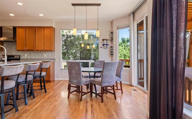 Building Photo - Huge room in a large shared home, private ...