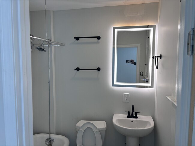 Building Photo - 2747 Washington Ave