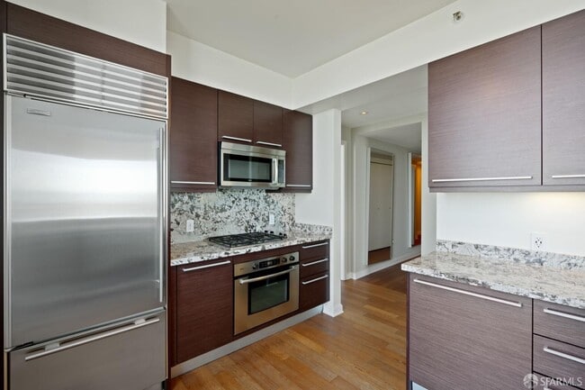 Building Photo - 425 1st St