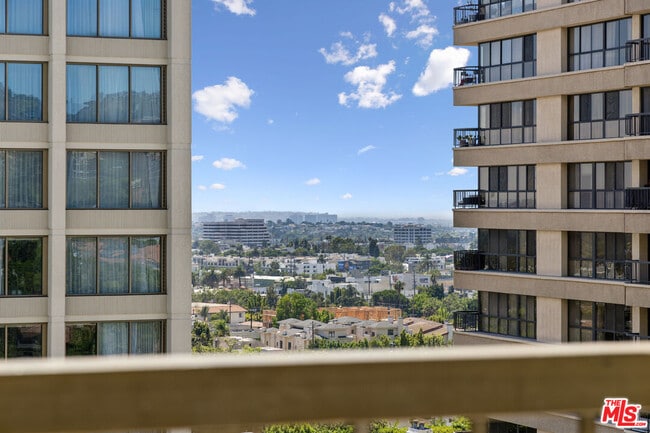 Building Photo - 10747 Wilshire Blvd