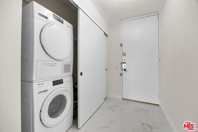 Building Photo - 532 N Rossmore Ave