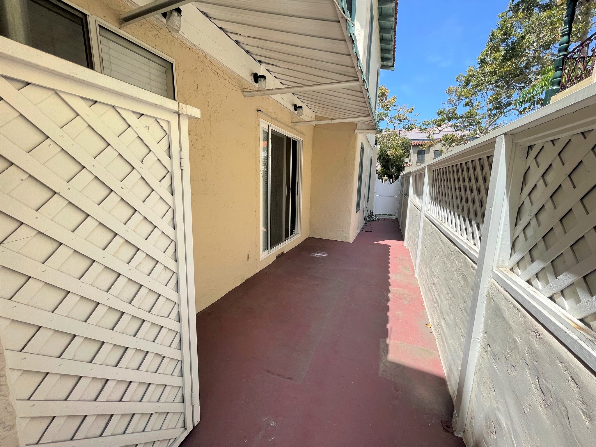 Building Photo - 152 N Arnaz Dr