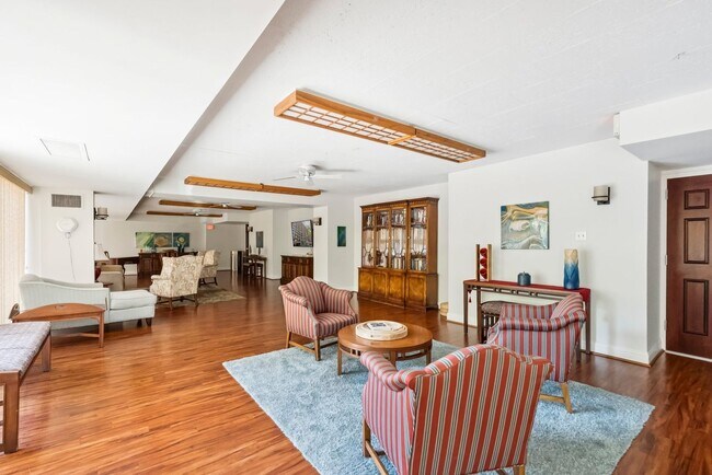 Building Photo - Incredible 2-Bedroom & 2-Bathroom in Pentagon City!