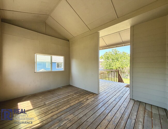 Building Photo - Spacious 4BR/2.5BA Beaverton Home with 3-Car Garage and Covered Deck