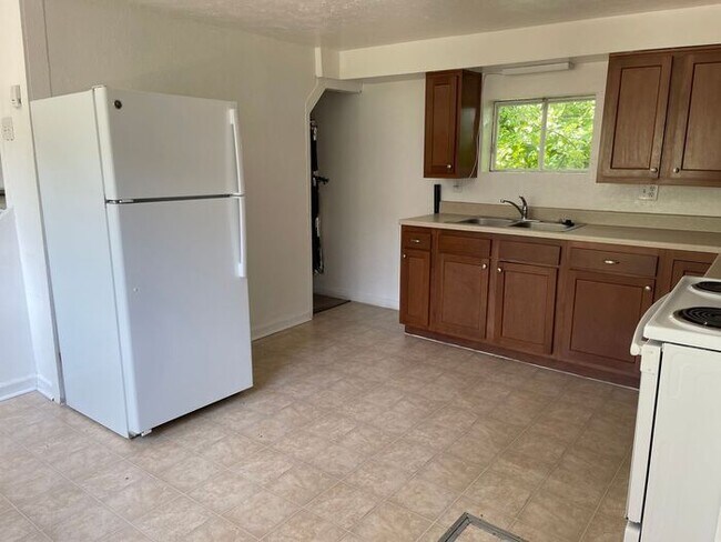 Building Photo - Carriage house: large two-story 1bed/1bath