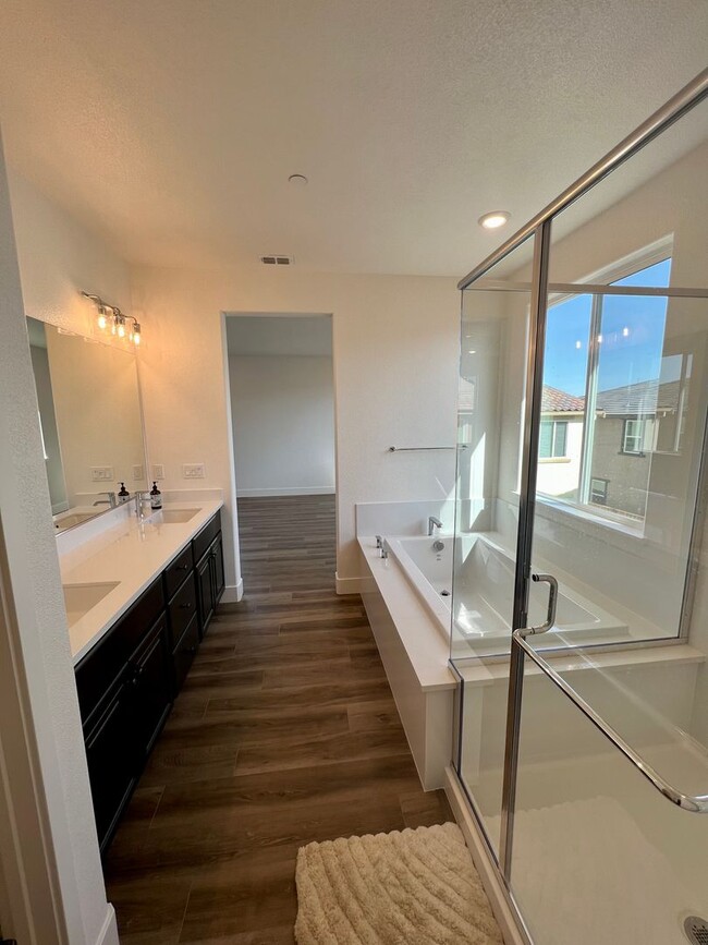 Building Photo - Gorgeous Nearly New Home With 4 Bed, 2.5 b...