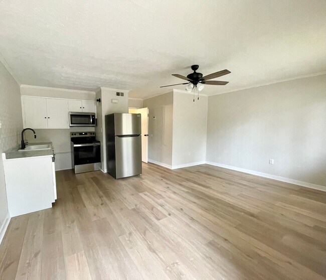 Building Photo - 1 Bed/1 Bath Apartment for Rent in Brandon 042!