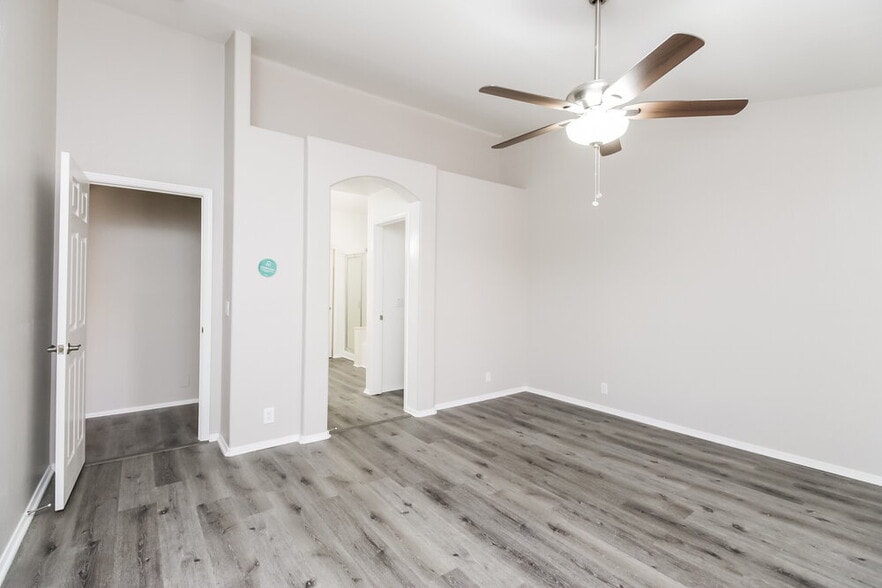 Building Photo - 2216 E Sherri Dr