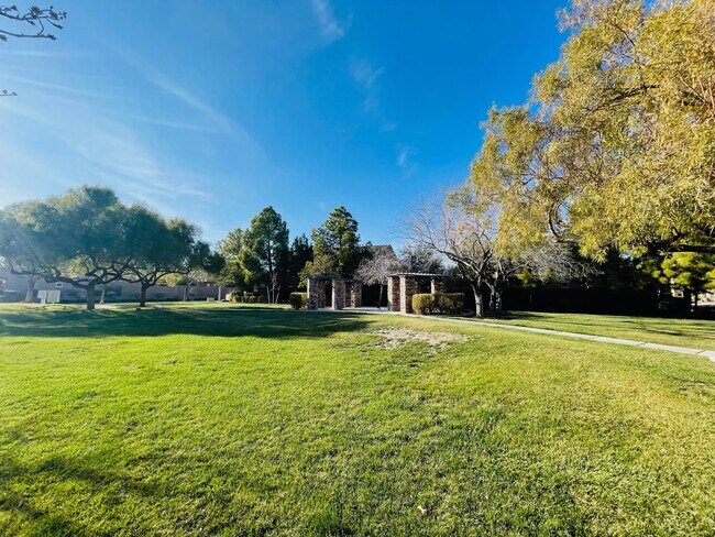Building Photo - 3 Bd with Entertainer's Kitchen and Open C...