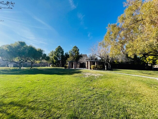 Building Photo - Coming Soon: 3 Bd, 3 Bth, Entertainer's Ki...