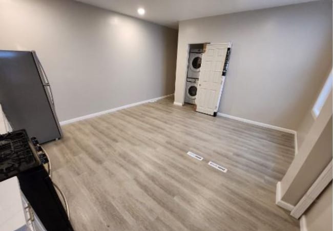 Building Photo - 348 W Queen Ln