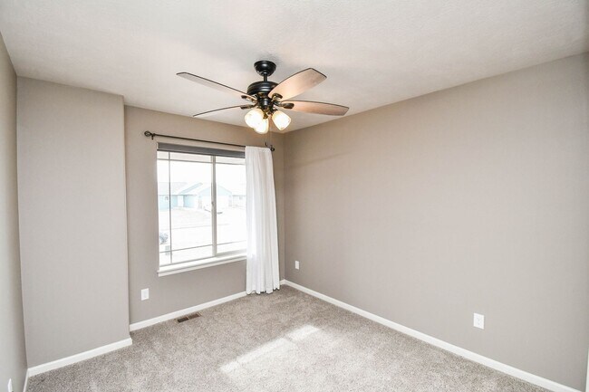 Building Photo - 5 Bedroom 3 Bathroom Single Family Home North Sioux Falls!