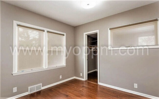 Building Photo - Stunning 5 Bedroom / 2 Bathroom Home | Han...