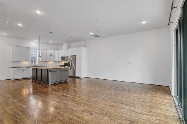 Building Photo - 5521 Petty St